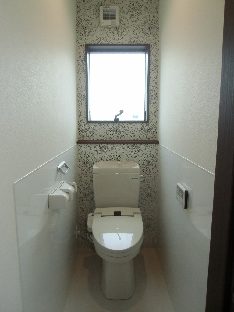 トイレにアクセントクロスをアレンジします 新築施工ブログ おうちtown